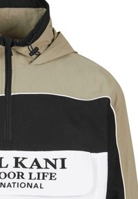 Džínová bunda s kapucňou v béžovej, čiernej a bielej farbe. Obsahuje polovičný zips, nastaviteľnú šnúrku a logo na prednej strane. Textúrovaná tkanina.