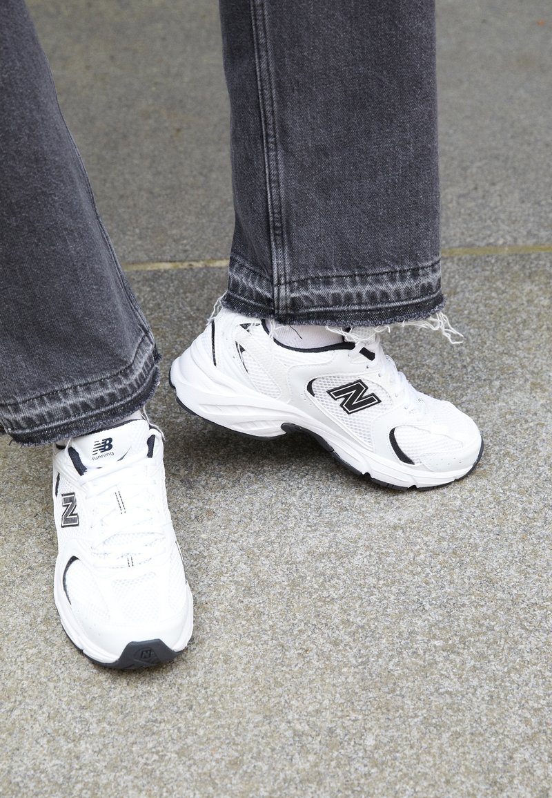 MR530 white/black/white