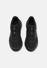 Czarne buty sportowe z siateczkowym wierzchem, sznurowanym designem i gumową podeszwą. Zawierają logo "578" na języku i minimalistyczne akcenty.