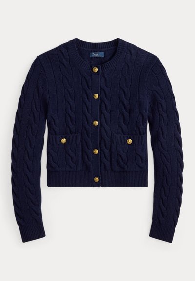 Marineblå kabelstrikket cardigan med guldknapper foran og på to forlommer, lange ærmer og ribstrikkede manchetter og kant.