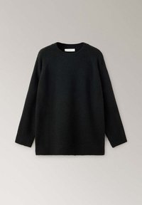 Pull en maille noir à manches longues avec poignets, ourlet et encolure ronde côtelés, présenté sur un fond neutre.