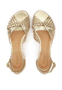 Goldene Riemchensandalen mit geflochtenem Detail über den Zehen und einem Knöchelriemen. Glattes Lederfinish und gepolsterte Innensohle. Markenlogo sichtbar.