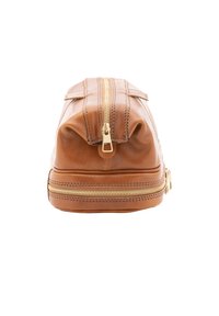 Borsa in pelle marrone con una superficie liscia, cerniera dorata e dettagli cuciti; presenta una base piatta e una parte superiore arrotondata con due tiranti per la cerniera.