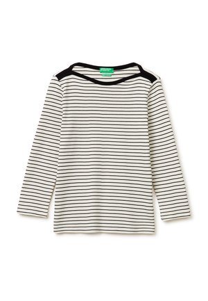 Weißes Langarmhemd mit schmalen schwarzen horizontalen Streifen, schwarzem Besatz an Schultern und Halslinie sowie grünem Markenetikett im Kragen.