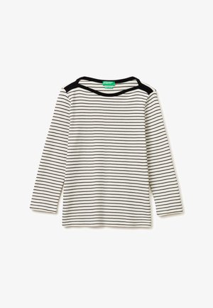 Biała koszula z długim rękawem z wąskimi czarnymi poziomymi paskami, czarne obszycie na ramionach i dekolcie oraz zielona metka marki wewnątrz kołnierza.