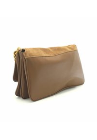 Borsa a pochette in pelle marrone con parte superiore in suede color sabbia, texture liscia, forma arrotondata e accessori in oro. Include tre pieghe per il design.