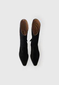 Μαύρες σουέντ μπότες έως τον αστράγαλο με μυτερή μύτη και εσωτερική επένδυση από ανοιχτό καφέ ύφασμα. Διαθέτουν φερμουάρ στο πλάι και ομαλή υφή.