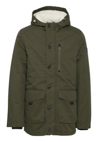 Chaqueta de color verde oliva con capucha, tapeta de botones, dos grandes bolsillos delanteros y un bolsillo de pecho con cremallera. Presenta un suave forro de forro polar.