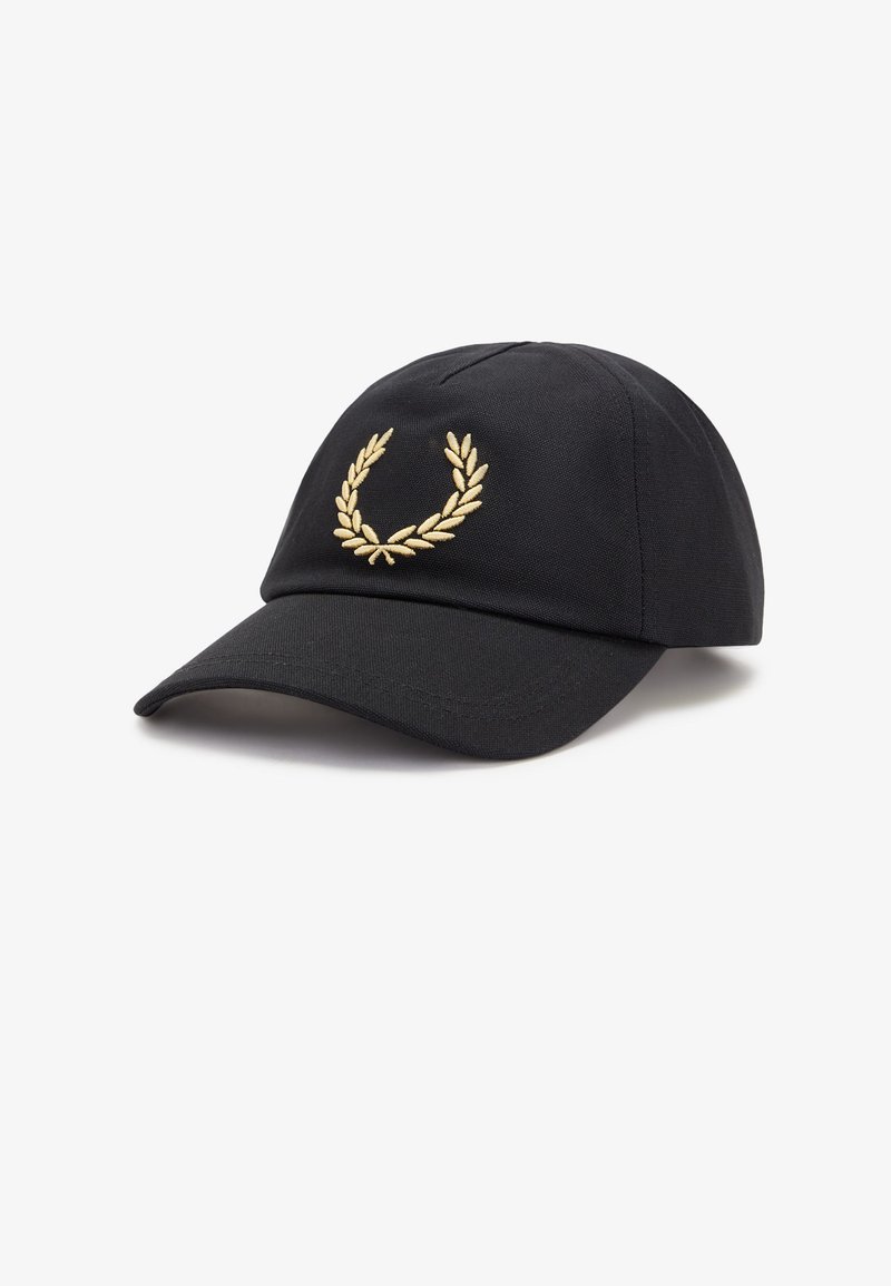 Gorra de béisbol negra con una visera curva y una corona de laurel bordada en oro en la parte frontal, sobre un fondo blanco.