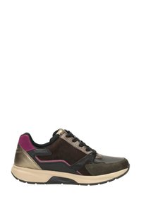 Baskets présentant un mélange de daim marron foncé et d'accents métalliques brillants, avec un onglet de talon rose, une superposition texturée et une semelle beige clair.