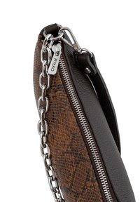 Smeđi remenasti crossbody ranac s uzorkom zmije, sa srebrnim lančanim remenom, zatvaranjem na zip i teksturiranim kožnim detaljima. Držač za zatvarač pokazuje logo brenda.
