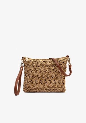 Crossbody taška s hnedým koženým remienkom, so tkaným prírodným vláknovým telom s kvetinovým vzorom a zipsovým zapínaním hore.