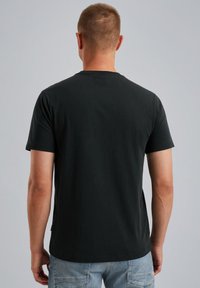 Čierne bavlnené tričko s kruhovým výstrihom a krátkymi rukávmi, ktorého povrch je hladký a na leme sa nachádza nenápadná značka.