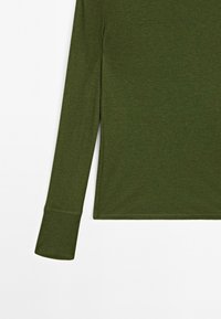 Camicia a maniche lunghe in tessuto verde oliva scuro. Texture liscia con taglio aderente. Presenta un collo rotondo e polsini affusolati.