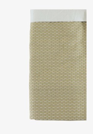 Tekstilinis produktas su tekstūruota šviesiai ruda ir balta raštu, turintis vientisą baltą viršutinę juostą. Medžiaga atrodo austas ir patvarus.