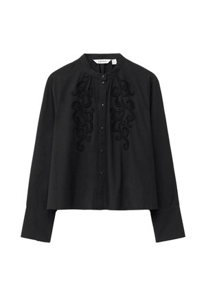 Schwarze Bluse mit langen Ärmeln, Stehkragen, Knopfleiste, breiten Manschetten und gesticktem Wirbelmuster auf der Vorderseite der Brust.