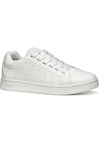 Baskets en cuir blanc avec des détails perforés sur les côtés, bout rond et semelle en caoutchouc plate. Comprend six oeillets avec des lacets blancs et un branding discret.