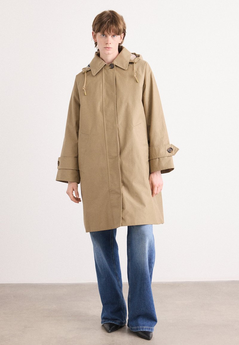 Beige A-Linien-Regenmantel mit großem Kragen, Kapuze mit Kordelzug und vorderer Knopfleiste. Verfügt über seitliche Taschen und weite Ärmel mit Knöpfen.