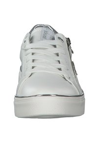 Weißer Sneaker mit glattem Lederobermaterial, runder Spitze, Schnürsenkeln und seitlichem Reißverschluss. Mit silbernen Akzenten und einer strukturierten Gummisohle.