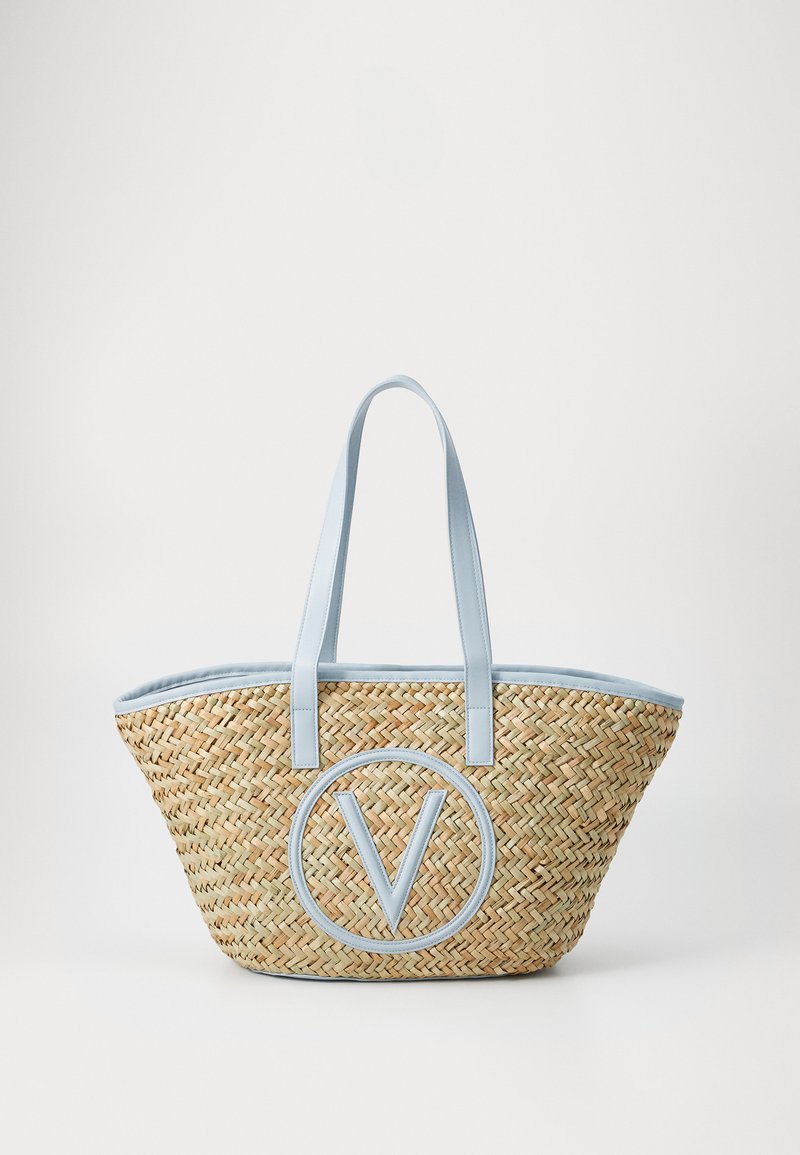 Υφαντή τσάντα από ψάθα με ανοιχτό μπλε συνθετικές δερμάτινες λαβές και περιθώριο. Διαθέτει ένα επιβλητικό ανάγλυφο κυκλικό λογότυπο σε μπλε χρώμα.