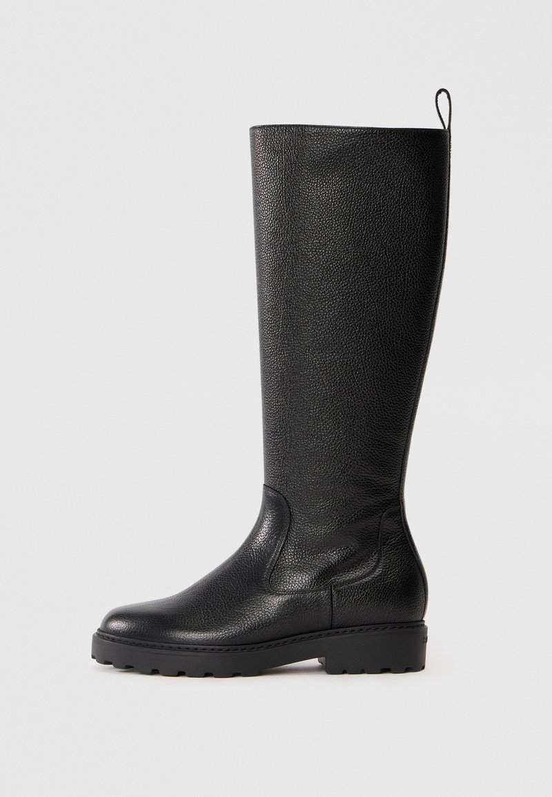 Bottes noires montantes en cuir texturé, avec un bout arrondi, une semelle en caoutchouc robuste avec traction, et une languette en haut.