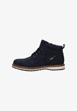 Stivaletto da uomo in camoscio blu navy con suola marrone e bianca, chiusura frontale con lacci, collo imbottito e tasca laterale con zip.