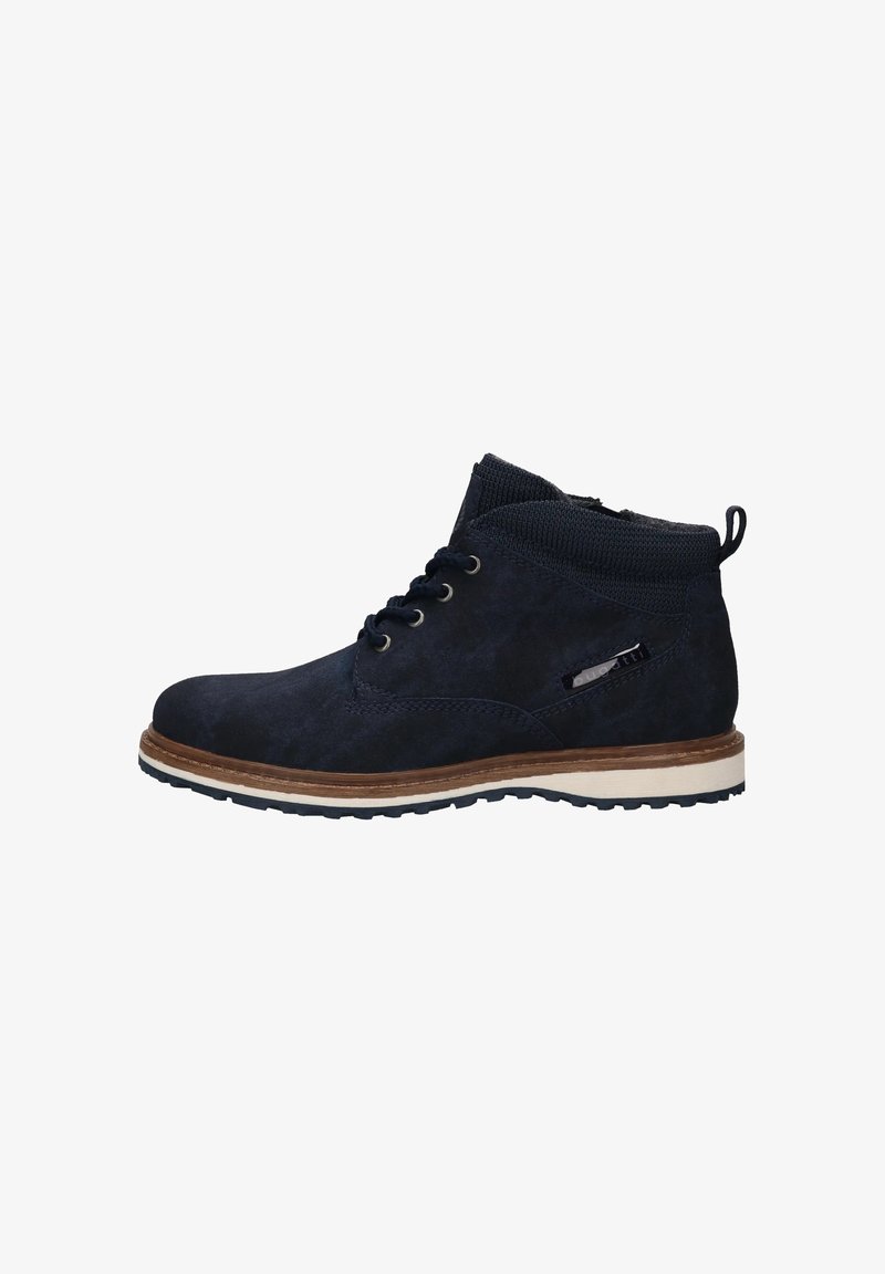 Bottine en daim bleu marine pour homme avec semelle marron et blanche, fermeture à lacets sur le devant, col rembourré et poche zippée sur le côté.
