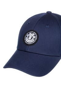 Cappellino da baseball blu navy realizzato in tessuto strutturato, con una patch rotonda bianca e nera sul davanti e visiera curva.
