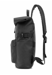 Czarny plecak z bocznym zapięciem, przednią kieszenią na klapę i wyściełanym, regulowanym paskiem na ramię, pokazanym z lewej strony.