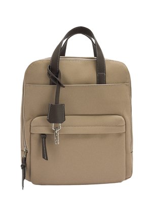 Beżowy plecak z tkaniny z ciemnobrązowymi skórzanymi uchwytami i zapięciem. Posiada przednią kieszeń z breloczkiem i kontrastowym szwem.