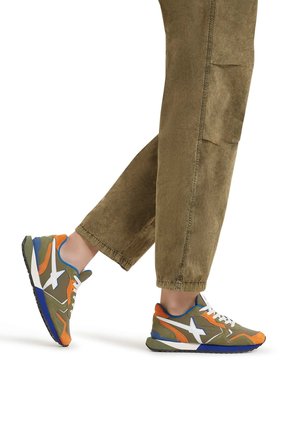 Scarpe sportive verdi, arancioni e blu con accenti bianchi; tomaia in tessuto, punta arrotondata, lacci e suola con texture.