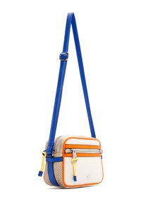 Umhängetasche aus einer Mischung von beigem, weißem und blauem Leder. Merkmale sind orangefarbene Akzente, ein durchbrochenes Design und ein Reißverschluss. Verstellbarer Träger.