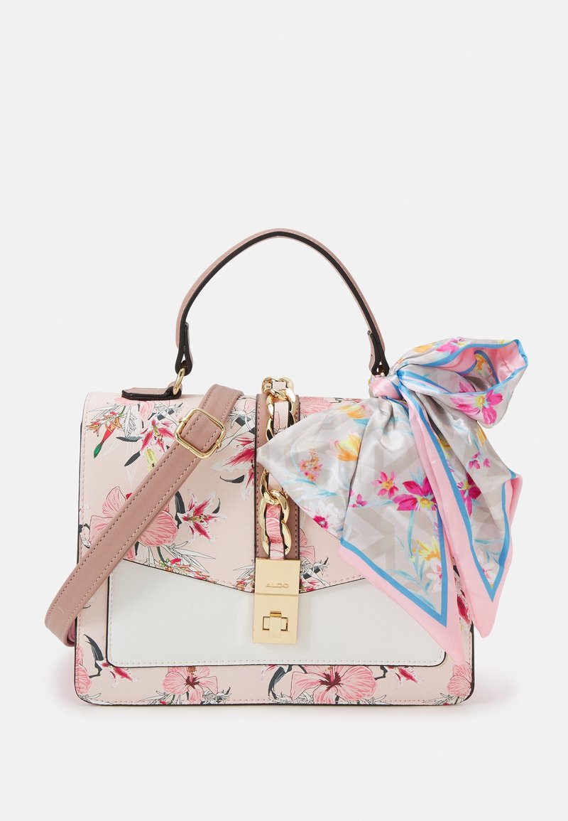 Taschen mit floralem Druck und rosa-weißen Lederakzenten, goldfarbener Hardware und einem gemusterten Seidenschal, der am Griff gebunden ist.
