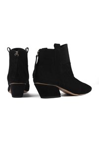 Czarne zamszowe botki za kostkę o eleganckim designie. Charakteryzują się zaokrąglonym obcasem, zapięciem na zamek oraz dekoracyjnym przeszyciem po boku.