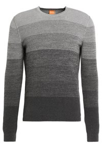 Pull à col rond à manches longues pour homme avec un motif tricoté en dégradé du gris clair au gris foncé, présentant un col et des poignets côtelés.
