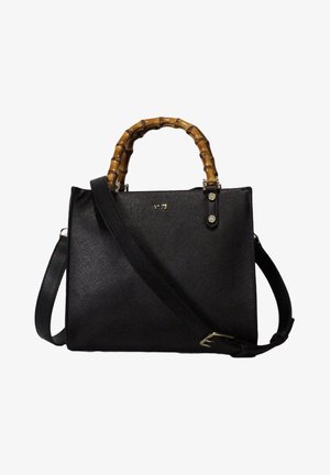 Bolso negro con un diseño estructurado, material texturizado, asa de bambú, correa de hombro desmontable y acentos de hardware en tono plateado.