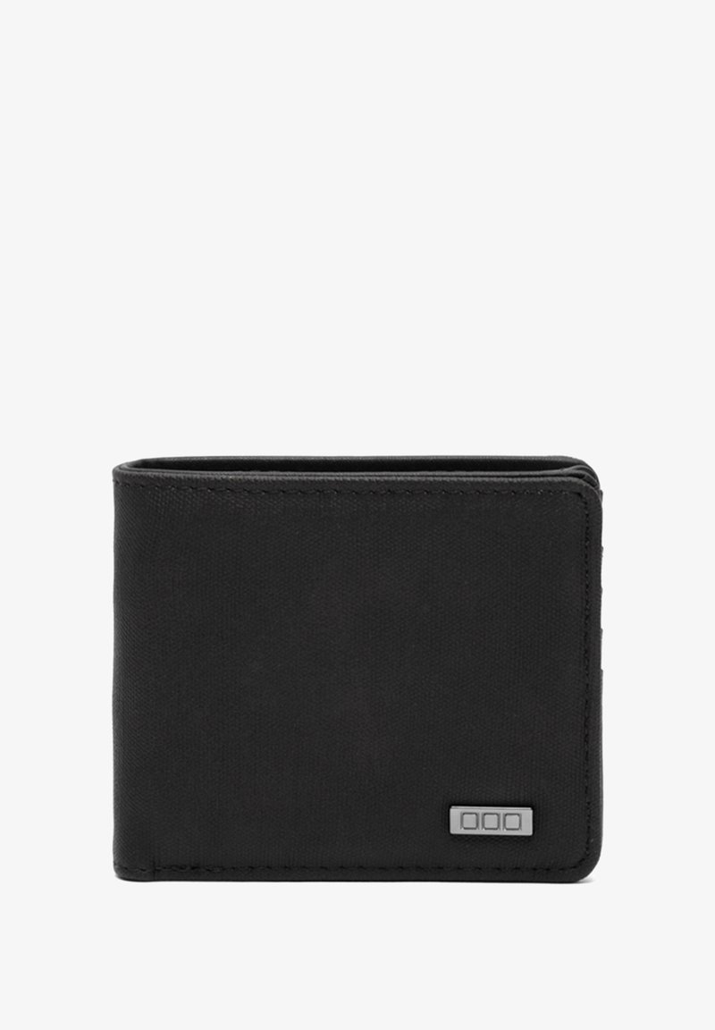 Černá bifold peněženka vyrobená z látky se šitými okraji, s kovovým akcentem v dolním pravém rohu a hladkým textura.