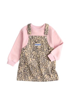 Lyserød langærmet skjorte med beige og brun leopardprint overalls med justerbare stropper og en frontlomme mærket "Happy Day."