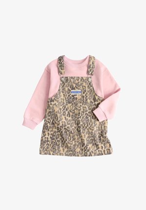 Lyserød langærmet skjorte med beige og brun leopardprint overalls med justerbare stropper og en frontlomme mærket "Happy Day."