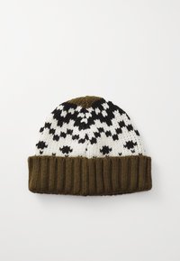 Traka kapica pletena sa fair isle uzorkom; odlikuju je crno-bijeli geometrijski oblici, preklop koja je maslinasto zelena sa rebrastim detaljima, mekana tekstura.