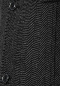 Černá tkanina se vzorem rybí kostry s výraznými diagonálními vzory, doplněná o černý knoflík na boku.