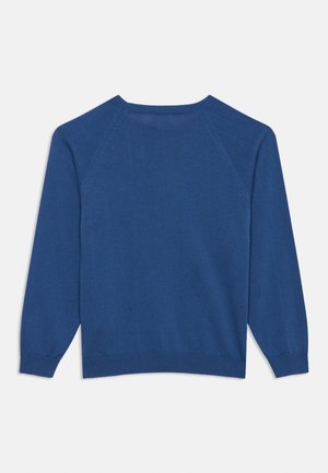 Μπλε πουλόβερ μακρυμάνικο με στρογγυλή λαιμόκοψη, ριμπ μανσέτες, τελείωμα και λαιμό, εμφανιζόμενο από πίσω σε απλό ανοιχτό φόντο.