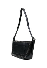 Borsa a spalla in pelle nera con accenti borchiati lungo il bordo superiore, una tasca frontale e una tracolla sottile e regolabile. Texture liscia e forma rettangolare.