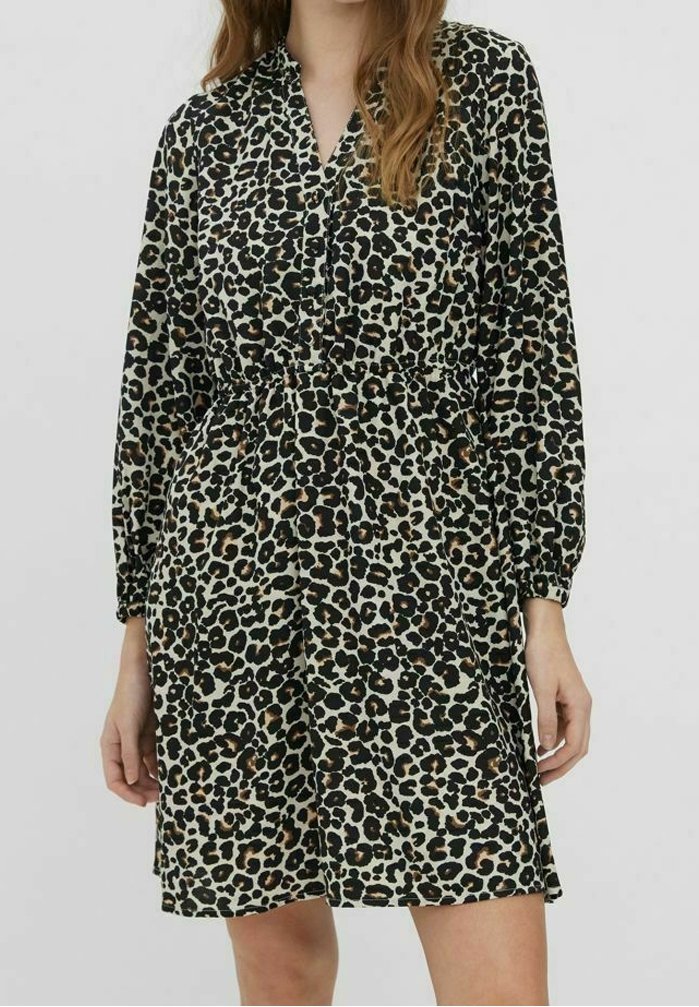 Kuvio leopardipaitakangas, jossa on kauluskotelo, pitkät hihat ja joustava vyötärö rentoa istuvuutta varten.