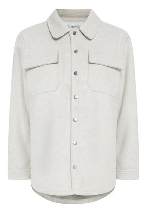 Giacca camicia grigia chiara realizzata in tessuto morbido, dotata di colletto, due tasche sul petto e chiusure a scatto sul fronte. Orlo leggermente curvo.