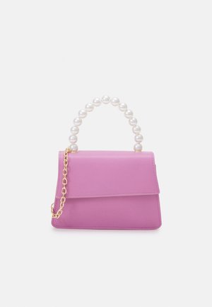 Sac à main violet lavande avec une anse perlée et une bandoulière chaîne en or sur fond blanc uni.