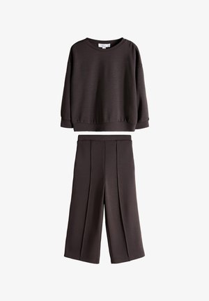 Mørkebrun langærmet sweatshirt med rund hals, kombineret med matchende vidde, cropped bukser, begge lavet af blødt, tykt stof.