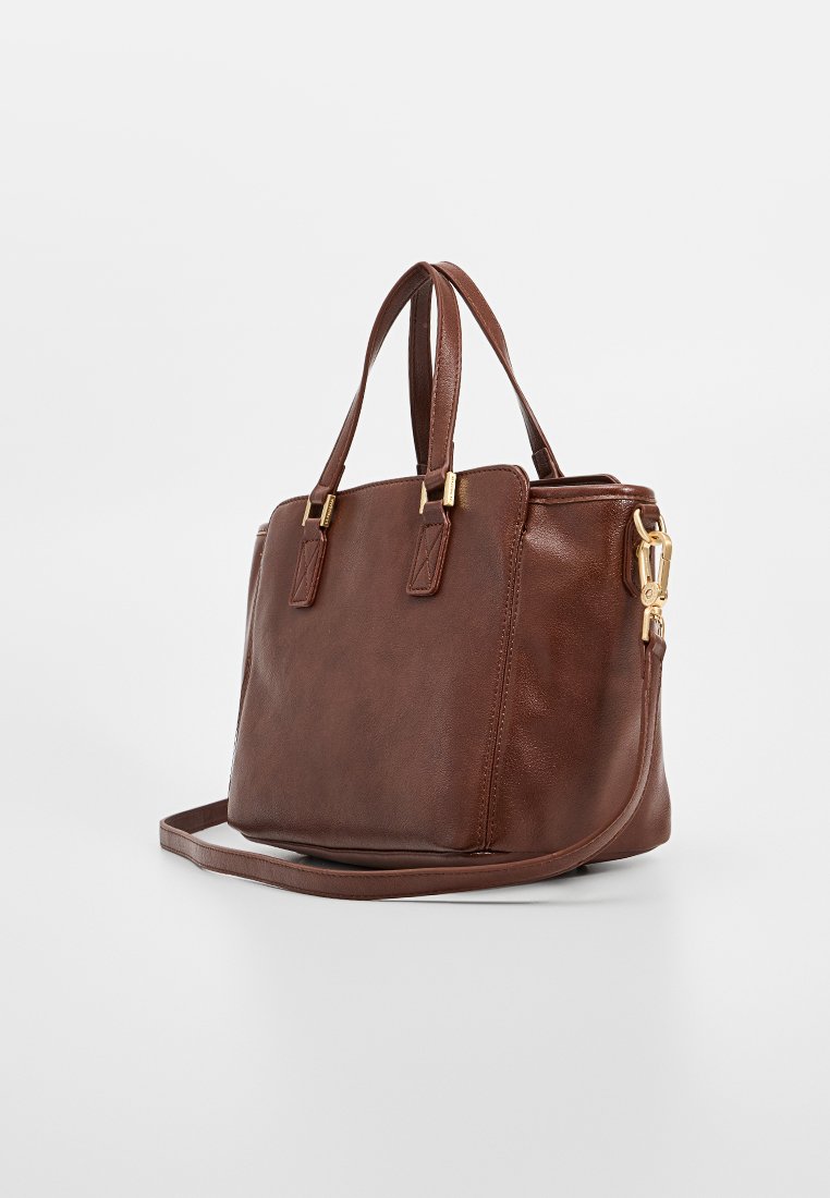 Sac à main en cuir marron au design structuré, avec deux poignées supérieures et une bandoulière amovible. Équipé d'accents en métal doré.