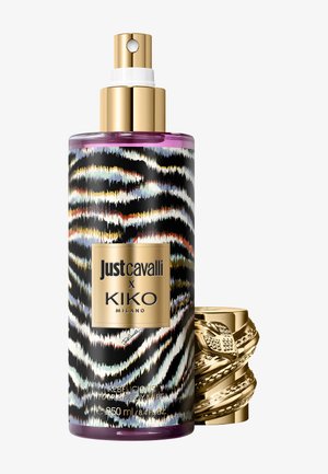Botella de spray con rayas de cebra en negro, blanco y multicolor, etiqueta dorada "Just Cavalli x KIKO Milano" y tapa decorativa dorada con relieve de serpiente.