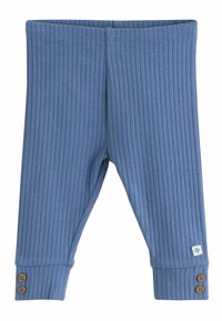 Pantalones de bebé azules con canalé, con tobillos ajustados y dos pequeños botones de madera en cada puño, presentando una pequeña etiqueta de tela con un logo de flor.